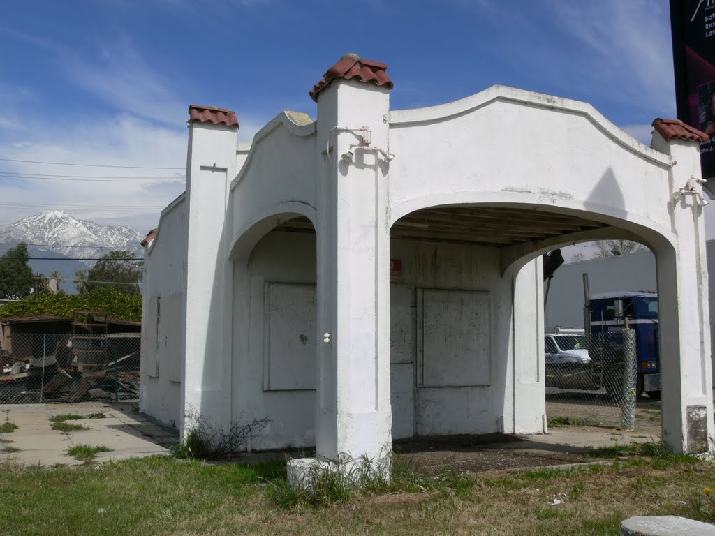 Route 66 Old 1920's gas & service station, California by J.gumby.BOURRET