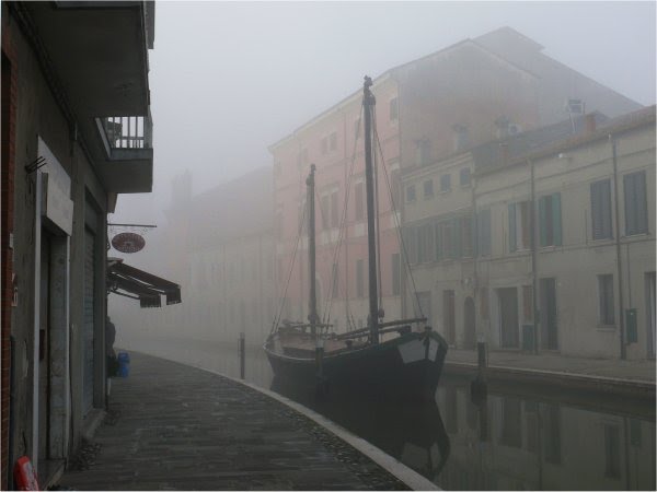 Comacchio, il canale nella nebbia by goribau