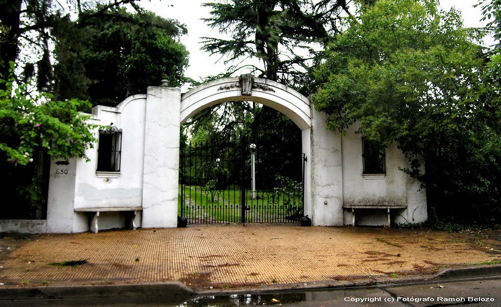 Porton, calle Constanzó by Ramon Belozo