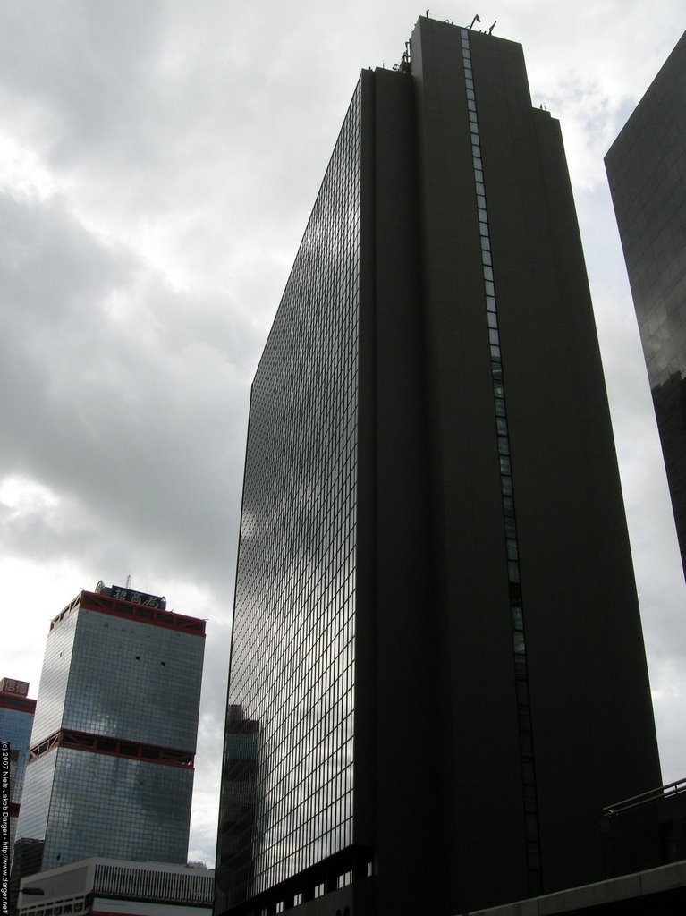 2007-08-27 Skyscraper in Connaught Road by Jakob Darger