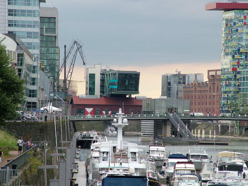 Medienhafen und Yachthafen by Tekahr