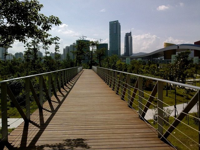 深圳 Looking Northwest From Shenzhen Civic Plaza (South) by Leon Zeng