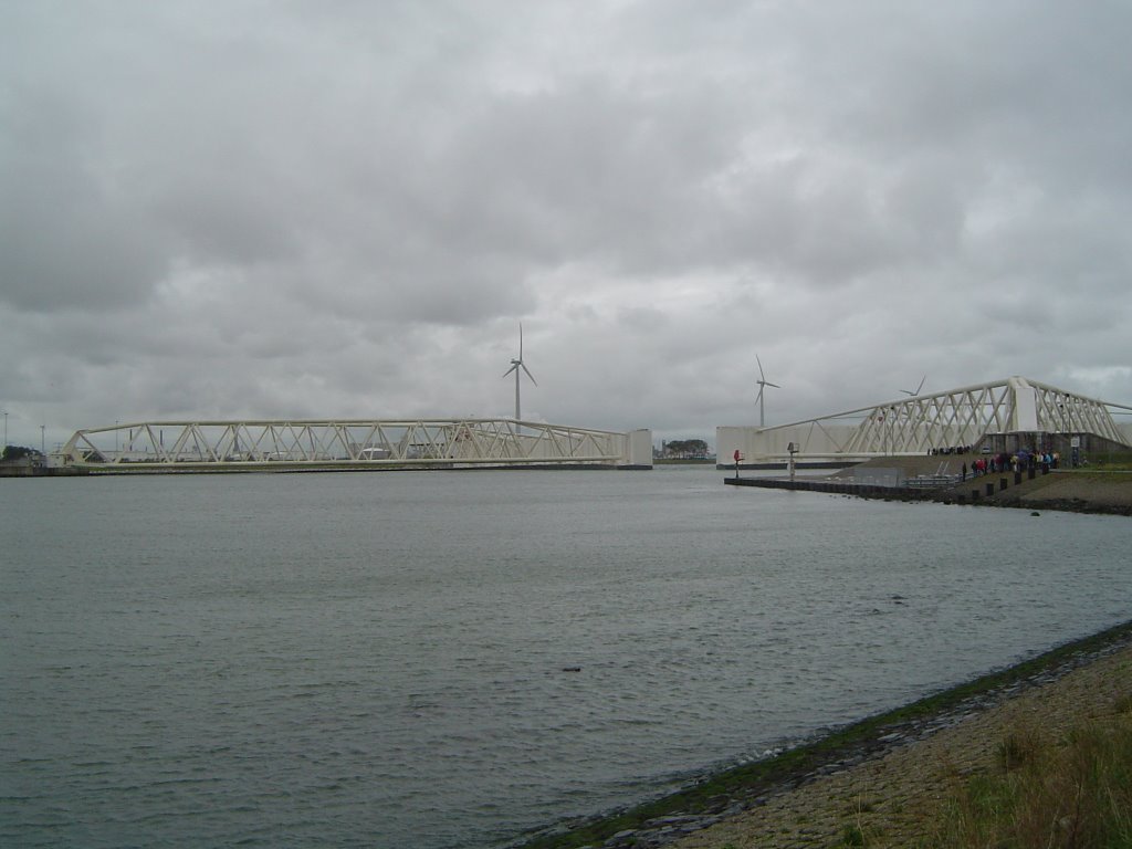 Maeslant storm surge barrier 2 by Andries van Houwelin…