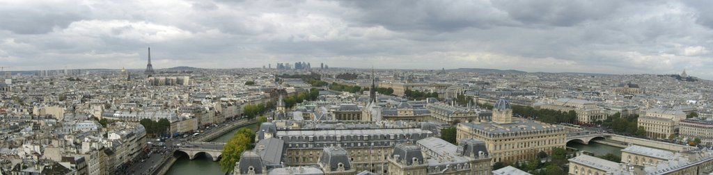 Panorama do alto da Catedral de Nôtre Dame: à esquerda se vê a torre Eiffel, e à direita, a igreja de Sacre Cœur / ezamprogno by Emerson R. Zamprogno