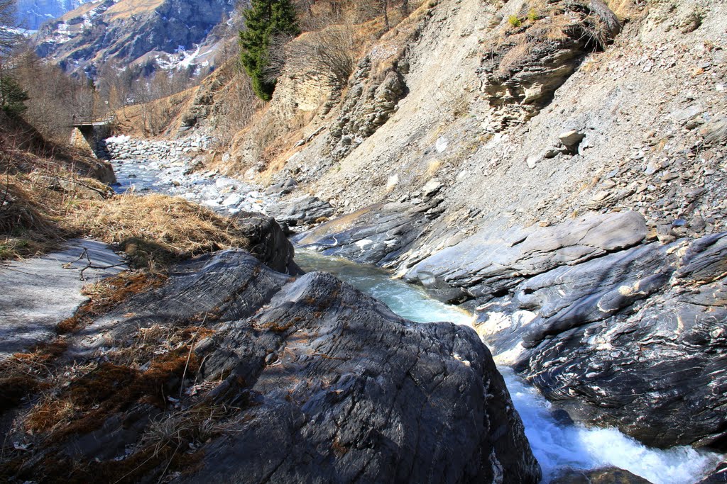 Torrente Dala, che piú a valle attraversa Leukerbad - Vallese by alfonso minoli