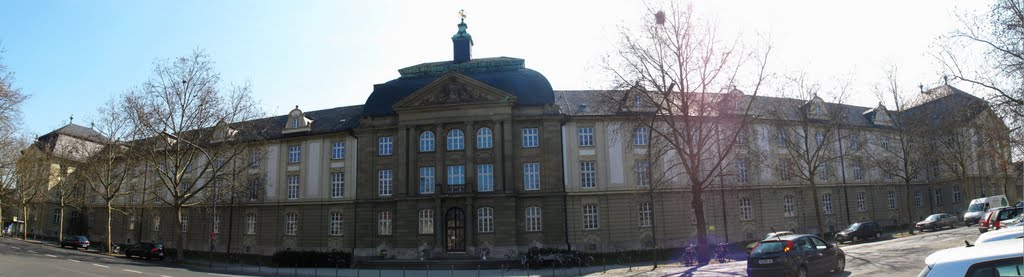 Universität Würzburg: Panorama - Das Gebäude am Wittelsbacherplatz 1 by lebowski