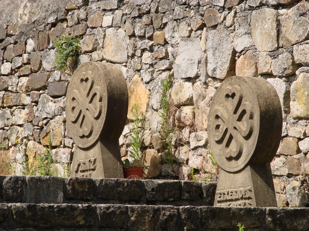 Estelas funerarias en cementerio de San Pelayo by lorea