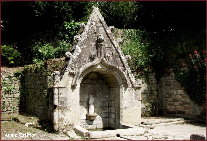 La fontaine de NOTRE DAME DE LA CLARTE, Baud Morbihan by ♫ Amonite ♫