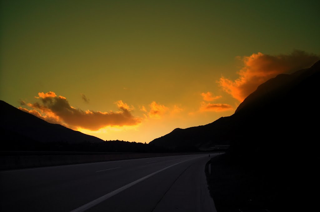 Tramonto in autostrada per Igoumenitsa Grecia by NeliT