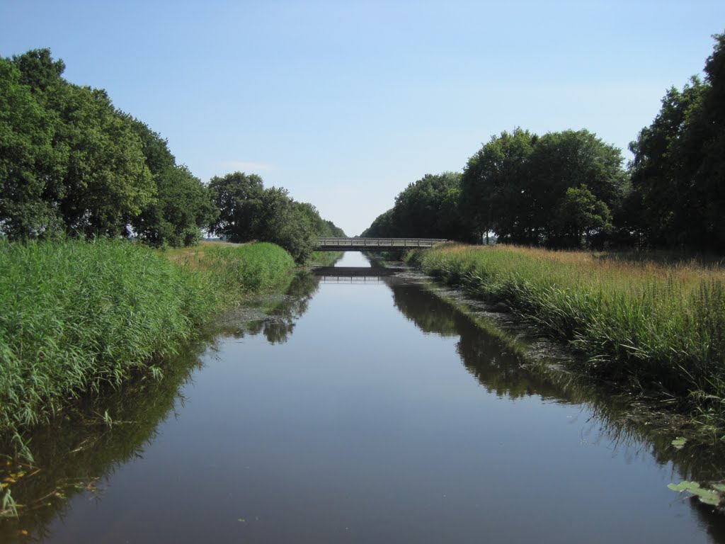 Mussel A-Kanaal vanaf de Sluisweg Onstwedde by Johan Zuidema