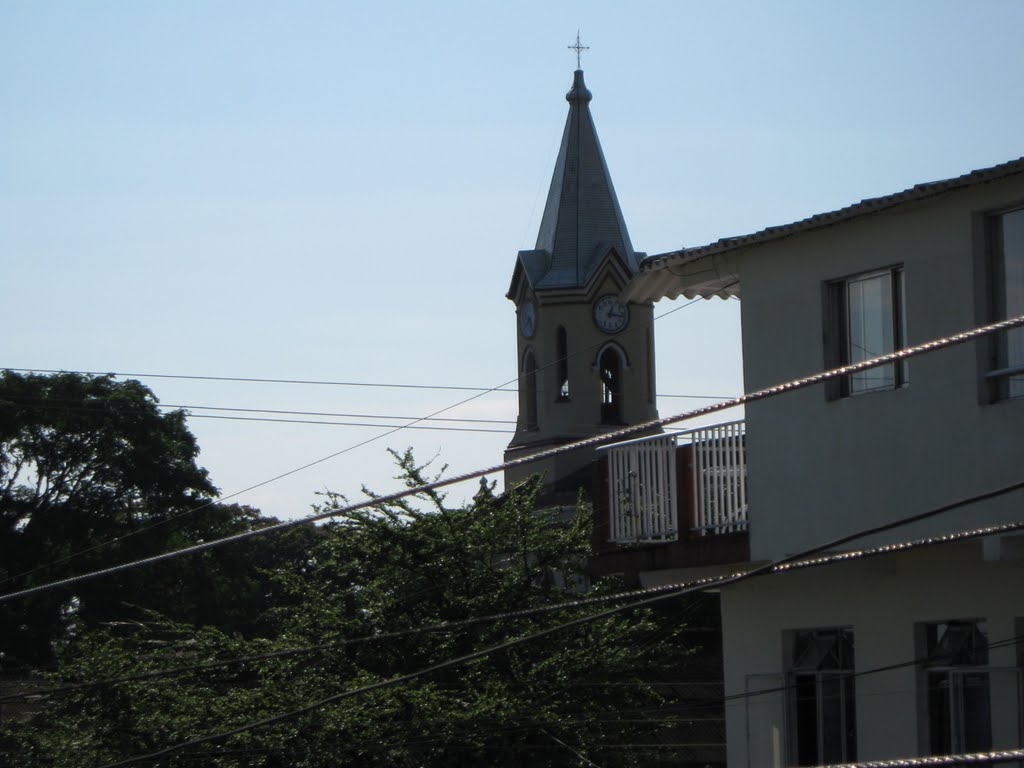 La torre de la iglesia desde el apartahotel La 14 by Fernando Elejalde