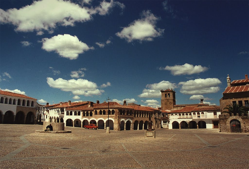 Plaza Mayor de Garrovillas de Alconétar by Harrie Muis