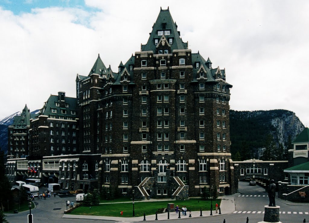 Banff Springs Hotel. In 1996 the hotel could accommodate 1,700 guests in a total of 867 rooms. It had 16 food outlets and a $23 million state-of-the-art conference centre by Muzza from McCrae