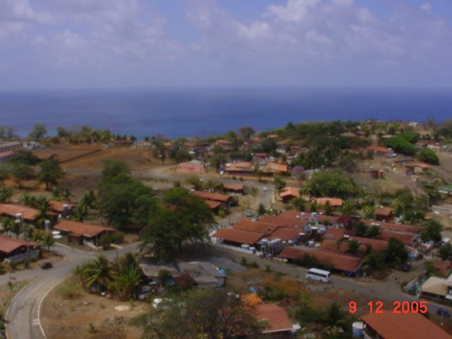 Vila dos Remédios (Ao fundo: Praia do Cachorro) - Vista da torre da TV Golfinho. by Verônica Silva:)