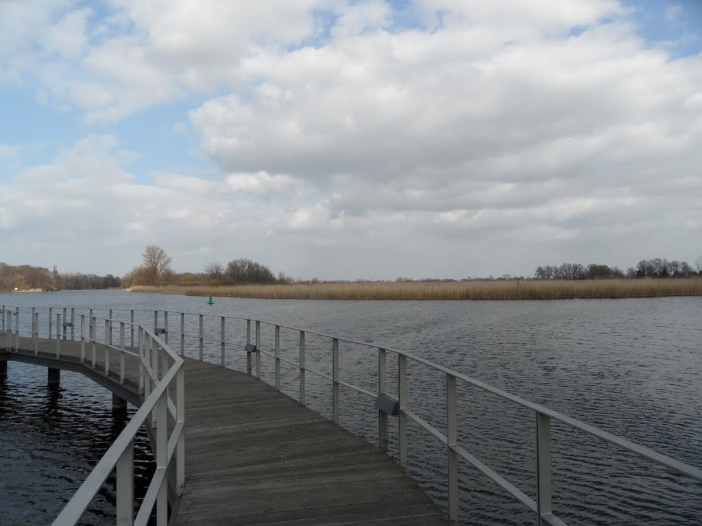 Blick vom Anleger in den Brandenburger Stadtkanal by IngolfBLN