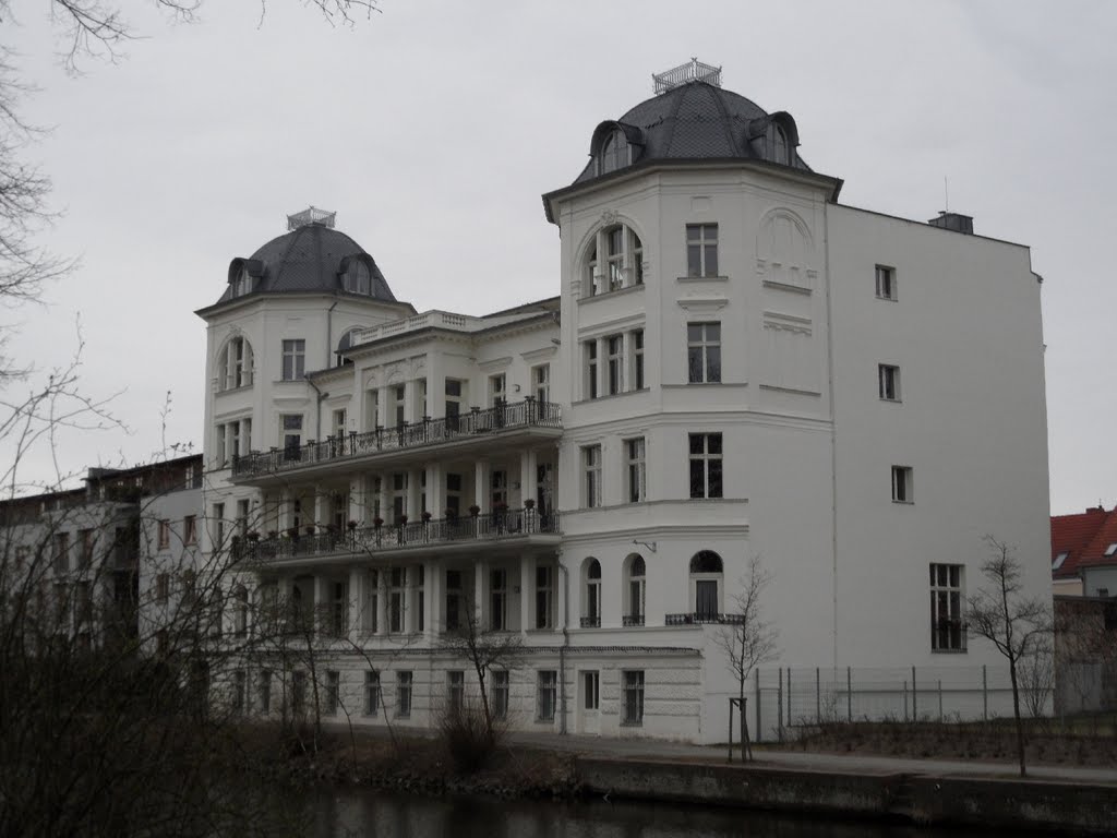 Wohnen am Stadtkanal - Das Weiße Haus by IngolfBLN