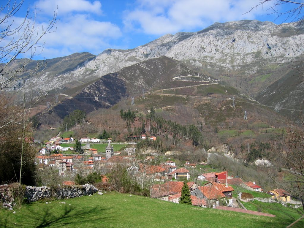 Vista general de Alles y Sierra del Cuera. by La Casa del Chiflón (Bulnes)