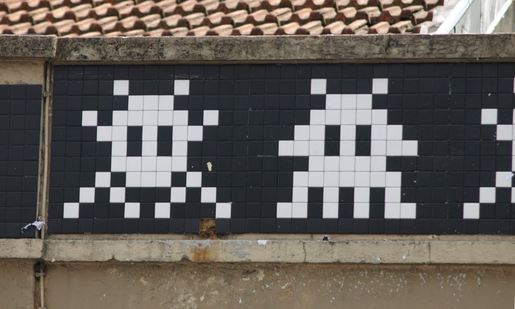 "N° 169" and "N° 170" Rue de Bagnolet by Space Invaders Shooter