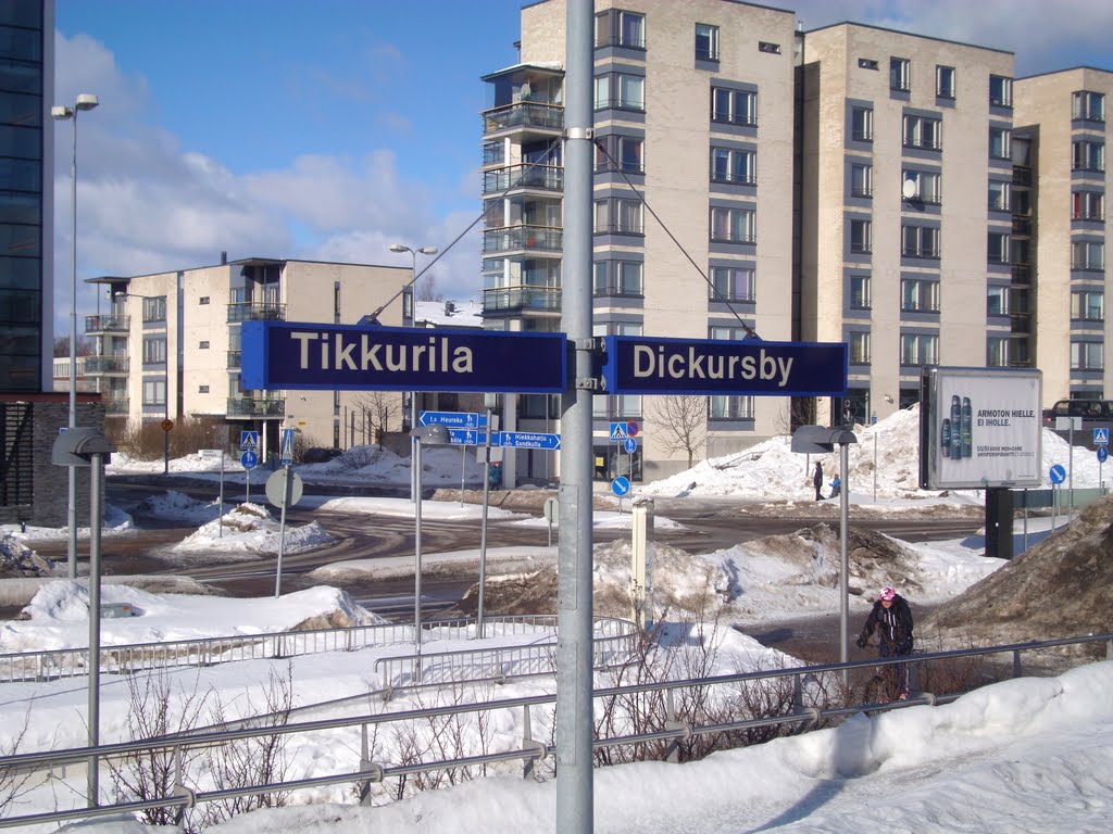 Suomessa. Tikkurila rautatieasema. Näkymä junan ikkunasta. (Finland. Tikkurila railway station) by SuperAleks