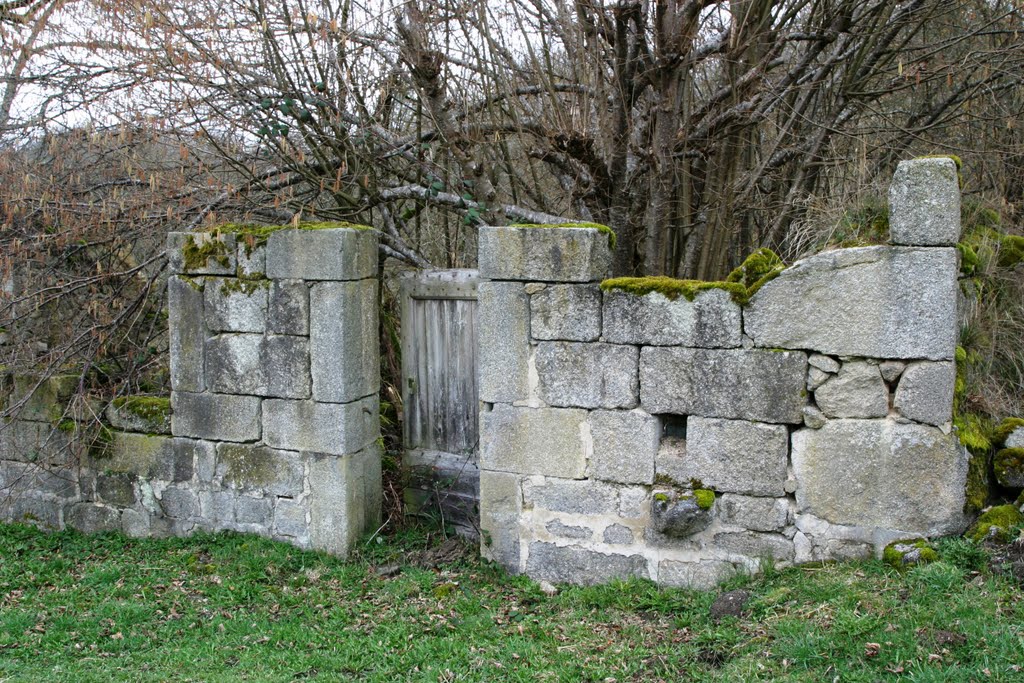 Vestige de maison by Carrazé Jean-François