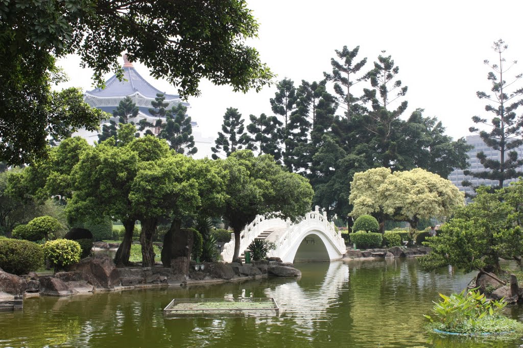 Jardin del Parque Memorial de Chiang Kai-Shek, Taipei, Taiwan by yurisantacruz