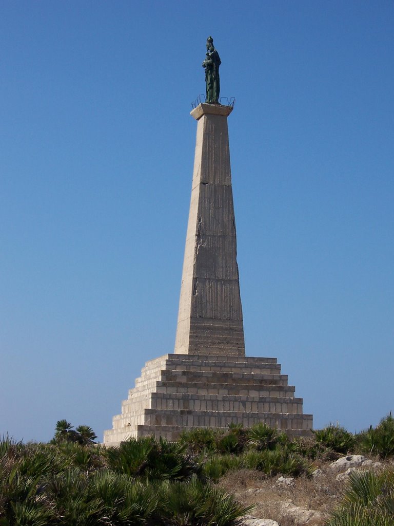 Isola di Capo Passero - Statua by Giancarlo Trupia