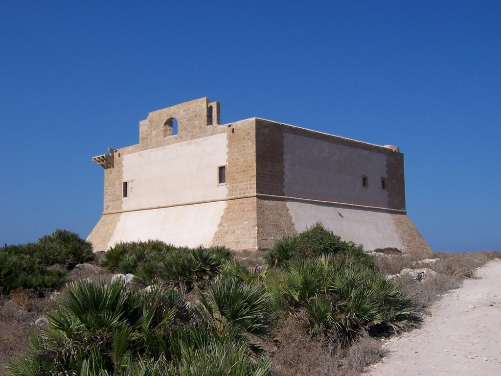 Isola di Capo Passero - Il faro by Giancarlo Trupia