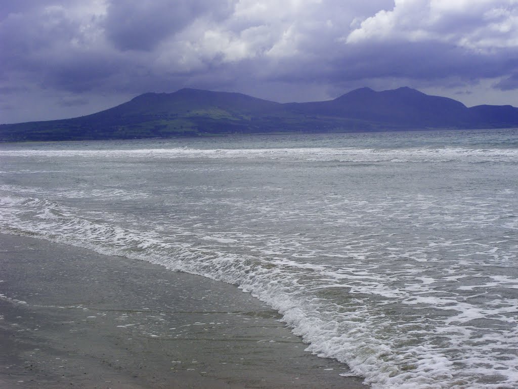 Dinas Dinlle - looking towards the Lleyn Peninsula by swifty morgan