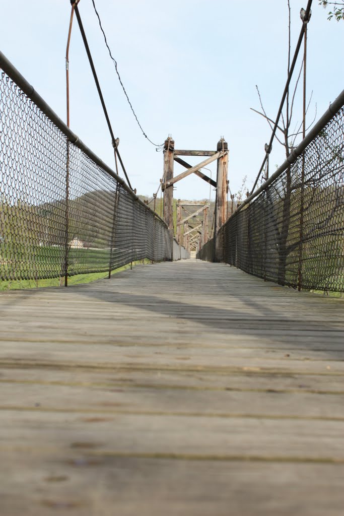 Walking on the bridge / Plimbare pe pod by Victor Popovici