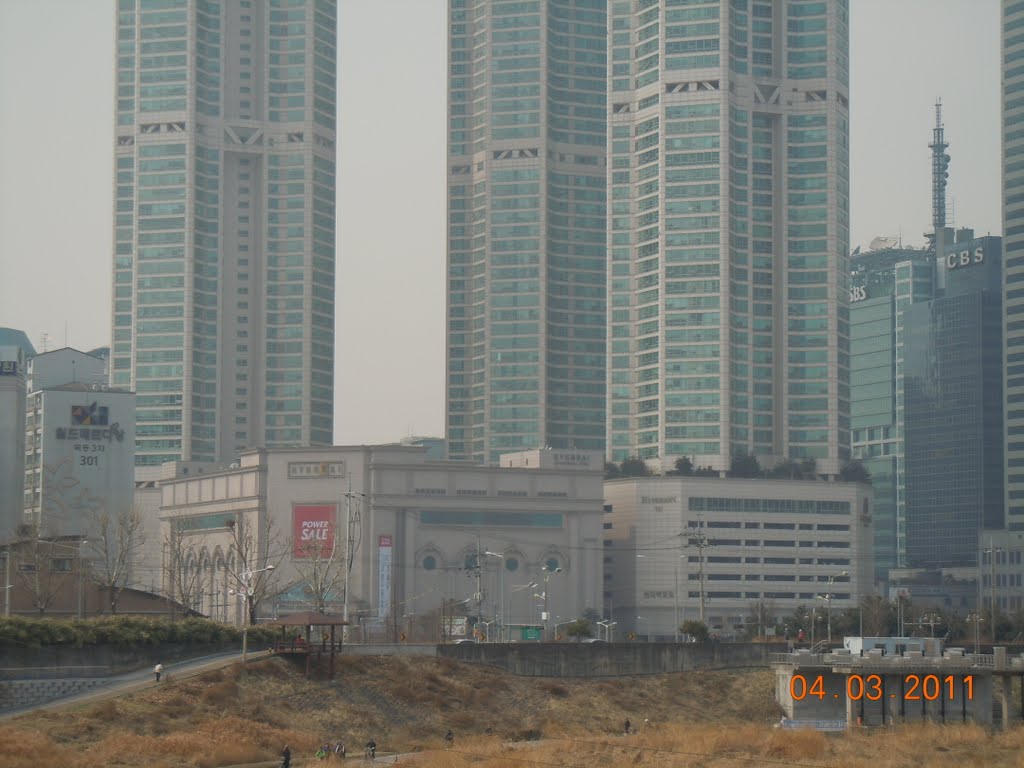 View from Omok Bridge 오목교에서 본 현대백화점 by plumgarden