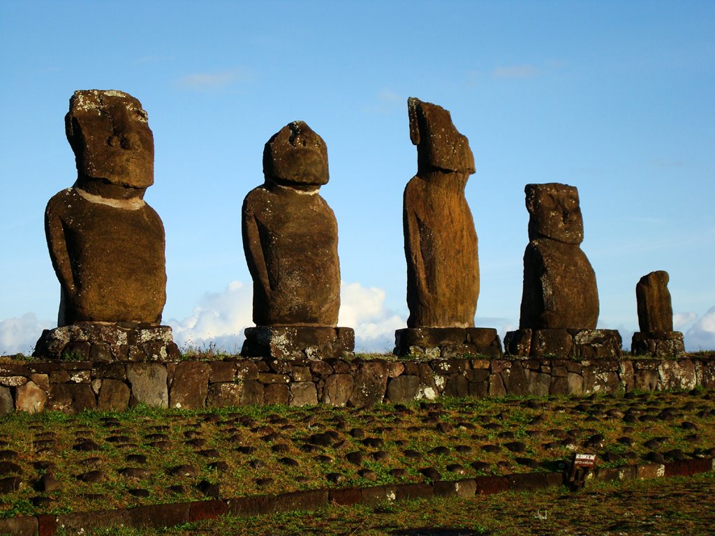 Moais a Rapa Nui by Albert Codina