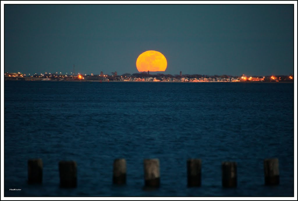 SUPER MOON. 03.19.2011. VIEW FROM BRIGHTON BEACH - BROOKLYN, NY. by VLAD KRYLOV