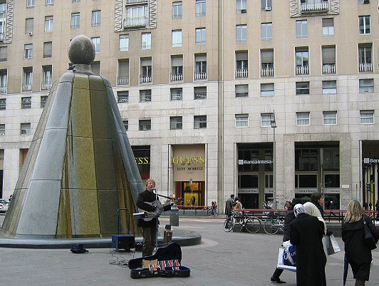 Fontana di Piazza San Babila by Paolo Motta