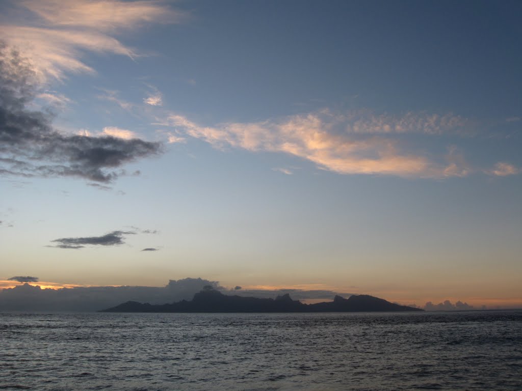 Pointe des pecheurs - sunset, looking at Moorea by fleroudier