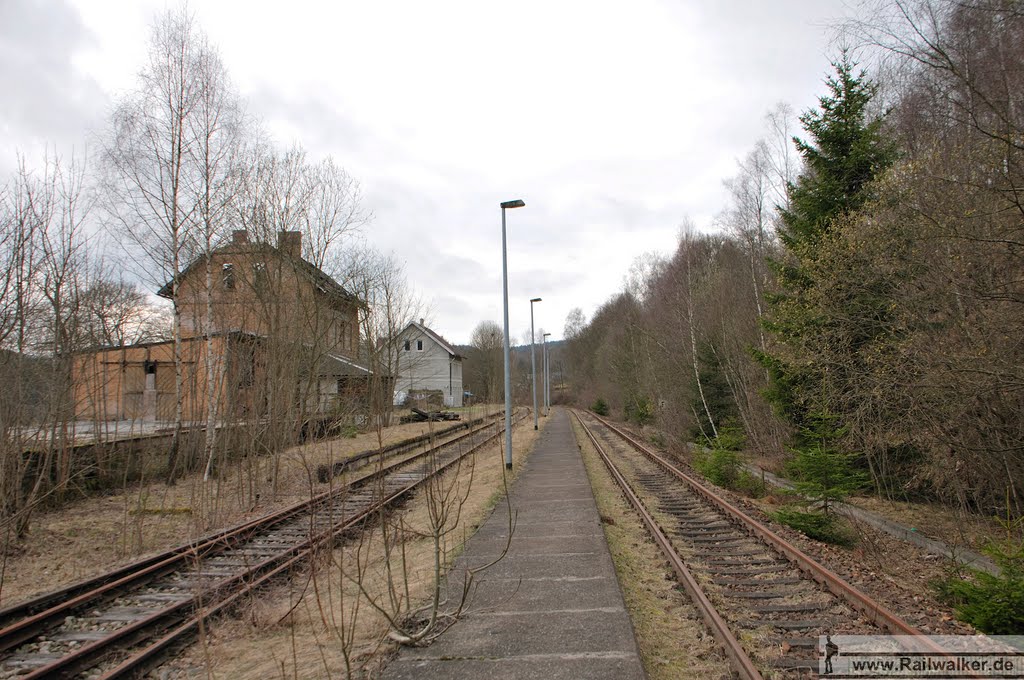 Der Bahnsteig von Lichte (Thür.) Ost by Railwalker