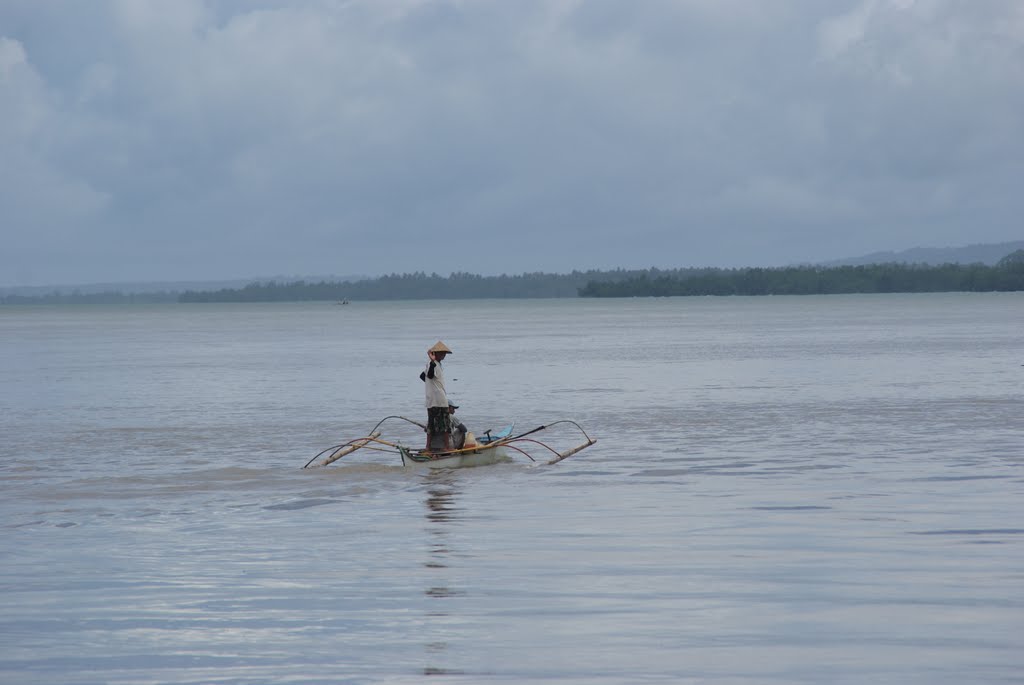 Fishing boat leaving Hinatuan by sixmonts