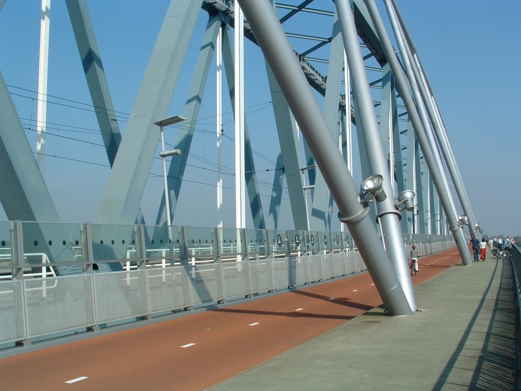 De "snelbinder" langs de spoorbrug by joop.straatman