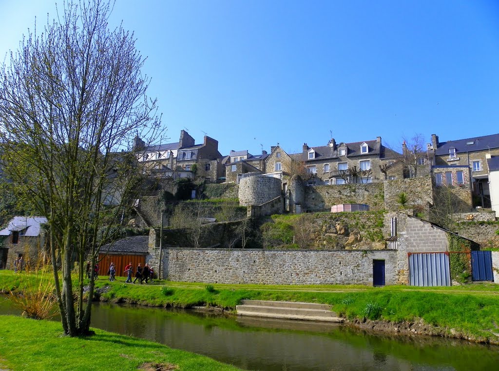 Plancoët - Les maison accrochées sur la berge Est by epaulard59