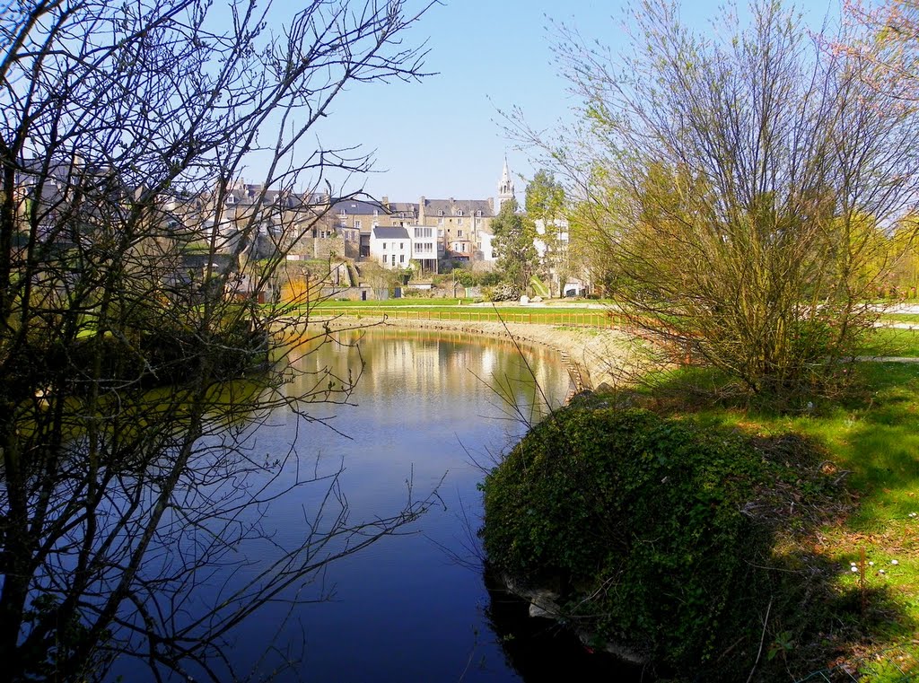 Plancoët - Le plan d'eau sur la droite by epaulard59