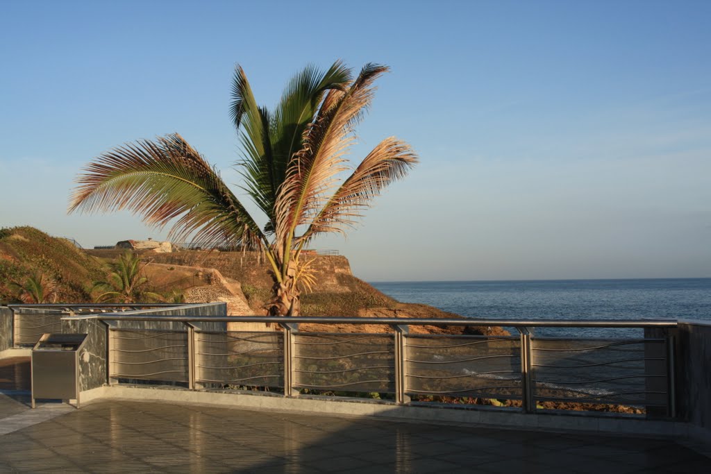 Océano Atlántico desde Plaza San Juan Bautista-San Juan by Ricardo David Jusino