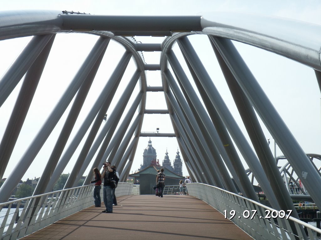 Brug Oosterdok. by c.s.