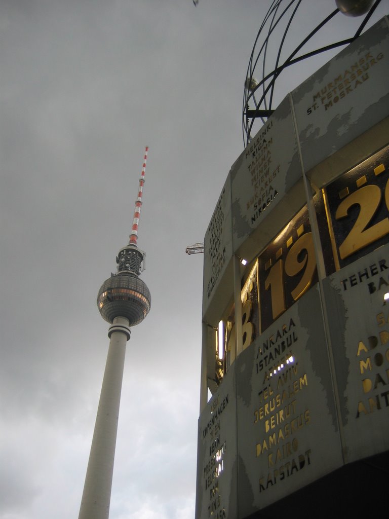 Fernsehturm und Weltzeituhr by J. Radtke