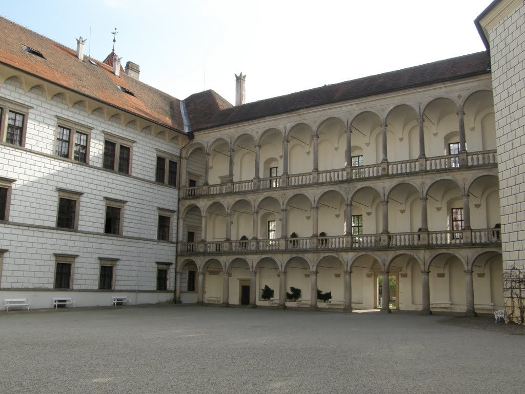 The castle , originally a Gothic castle in Hradec Jindřich was founded in the 13th century. Its founder was Jindřich of New Hradec / Zámek, původně gotický hrad v Jindřichově Hradci byl založen ve 13. století. Jeho zakladatelem byl Jindřich z Nového Hradce by DM brothers