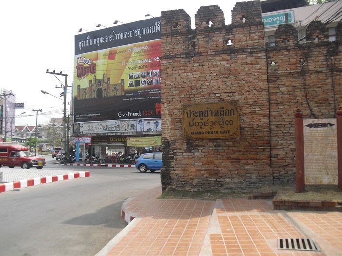 ประตูช้างเผือก Chang Phuak Gate by goodsview