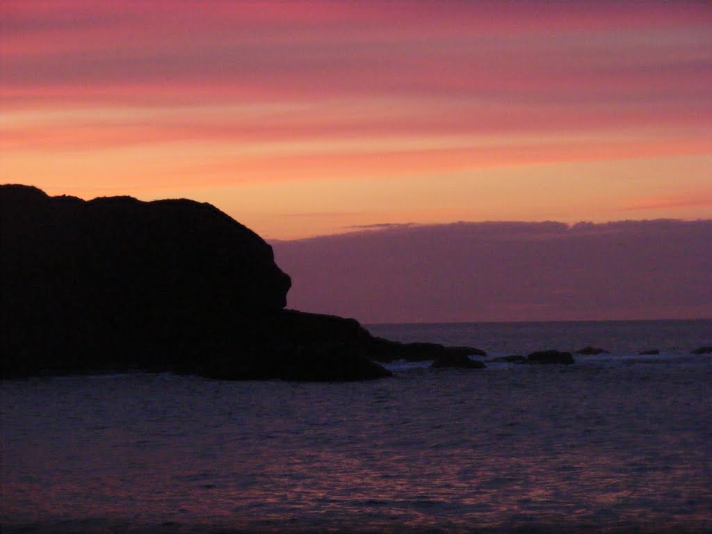 Sunset at Eyemouth Rocks by val9691