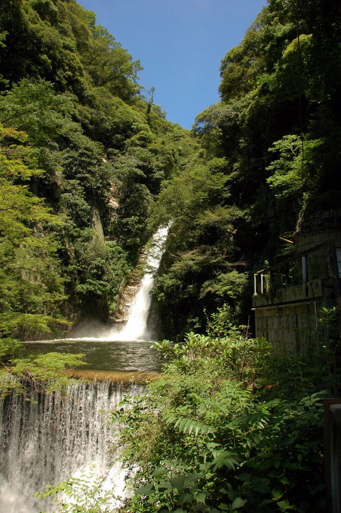 Shin-Kobe waterfall by Slinnodd