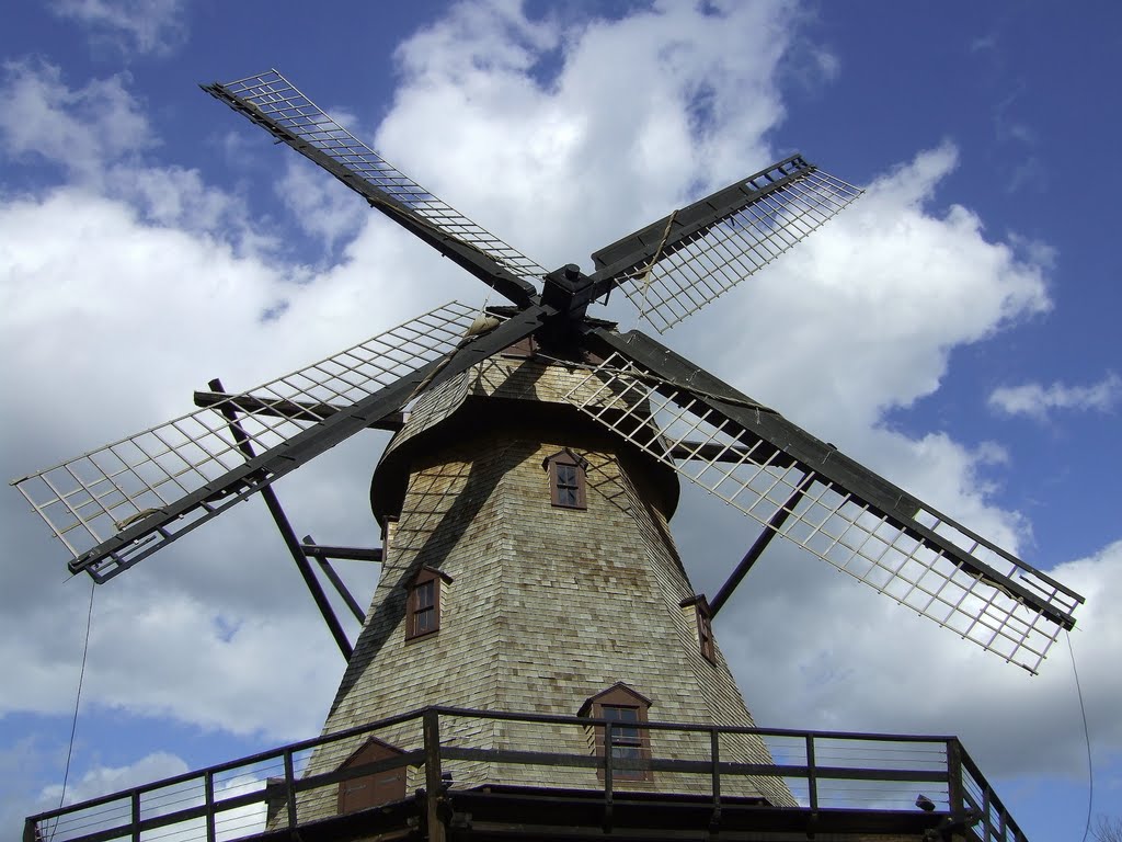 The Fabyan Windmill,Geneva, Illinois. by GregorP