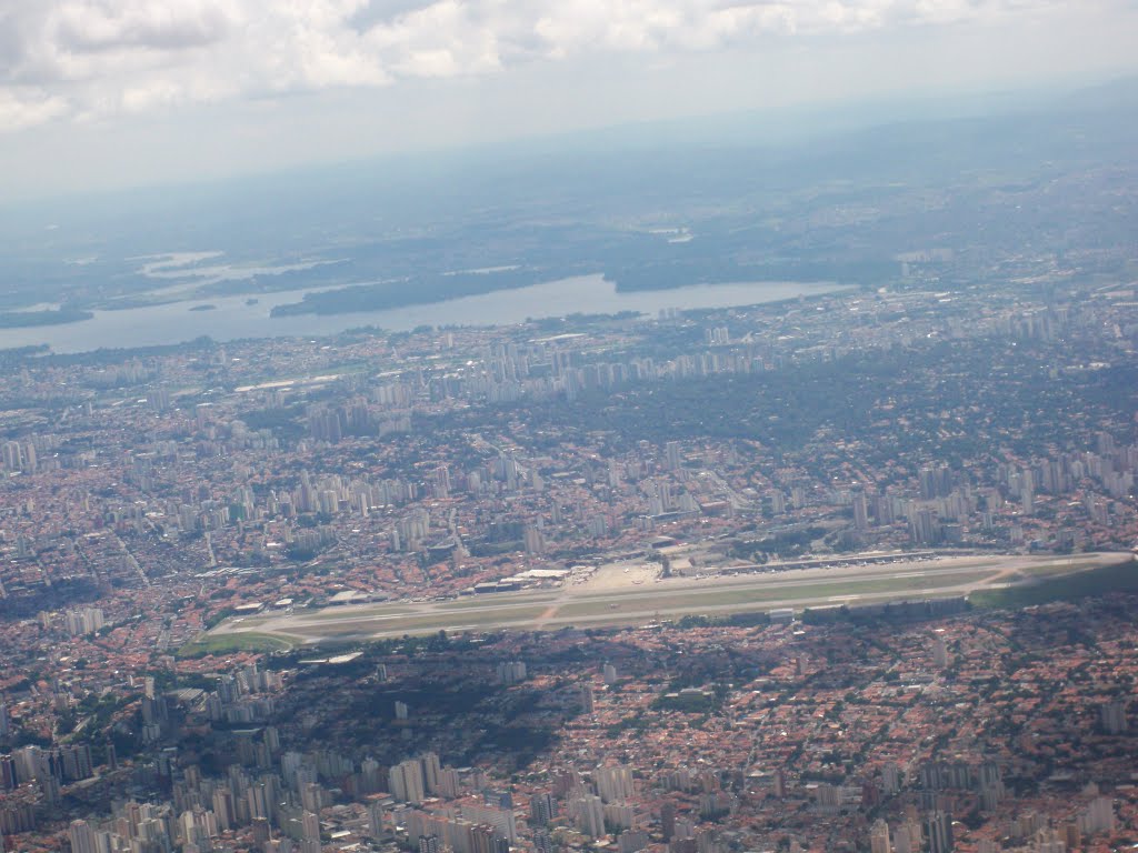 Aeroporto de Congonhas e ao fundo Represa by R Rodrigues