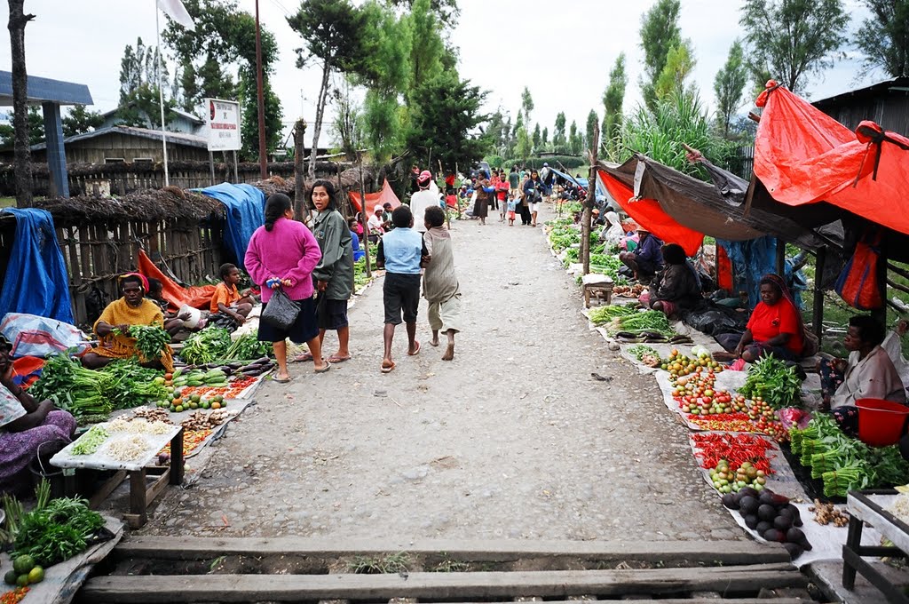 Vegetable market in Wamena, 「秘境ニューギニア・ワメナの野菜市場」 by judak