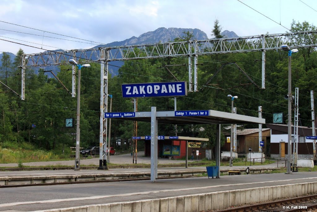 Zakopane - Dworzec kolejowy na tle Giewontu by Marcin Fall